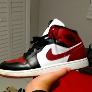 Jordan 1 mid SE gold pendants